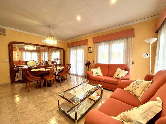 Chalet en venta en Pedreguer. Descubre este encantador chalet independiente en Pedreguer, ideal para disfrutar de la vida en un entorno tranquilo y acogedor! Co. Chalets.