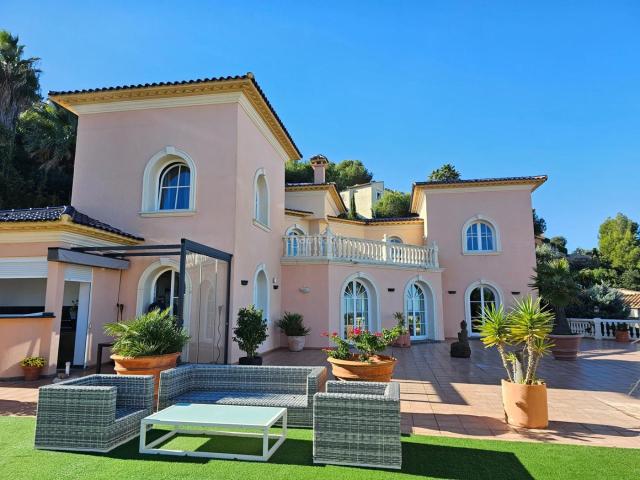 Chalet en venta en Pedreguer, La Sella. Imponente villa de lujo con panorámicas vistas al mar Mediterráneo. Chalets.