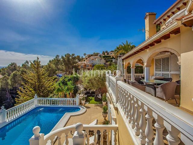 Chalet en venta en Pedreguer, La Sella. Se vende gran villa independiente de estilo colonial en Denia. Chalets.