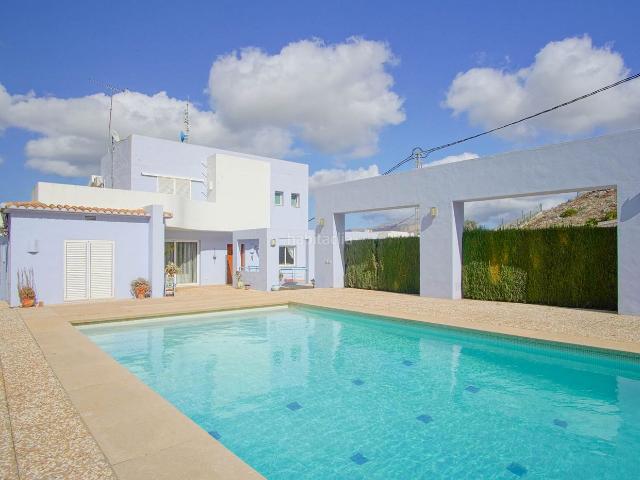 Chalet en venta en Pedreguer. Villa independiente en Pedreguer con piscina y vistas panorámicas. Chalets.