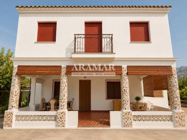 Chalet en venta en Pego. Chalet independiente con gran parcela en el corazón del pueblo. Chalets.