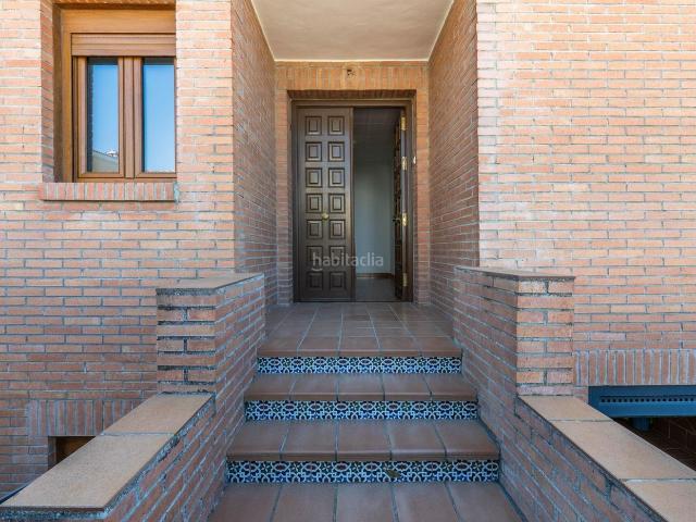 Chalet en venta en Peligros. Propiedad única en Monteluz: Dos casas independientes en una sola planta. Chalets.