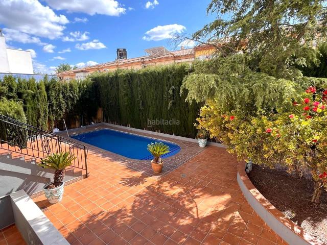 Chalet en venta en Peligros. Tu casa con piscina te espera: hazla tuya antes de que empiece el verano. Chalets.