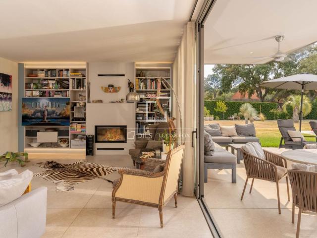 Chalet en venta en Peralada. Villa moderna con piscina en venta en el exclusivo Golf de Peralada. Chalets.