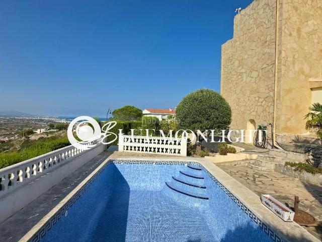 Chalet en venta en Peñíscola, Las Atalayas Urmi Cerro Mar. Villa independiente con vistas al mar y la montaña en Peñíscola. Chalets.