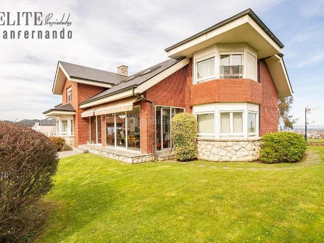 Chalet en venta en Piélagos, Boo. Elegancia, privacidad y vistas al mar en la mejor zona de Cierro de la Sara. Chalets.