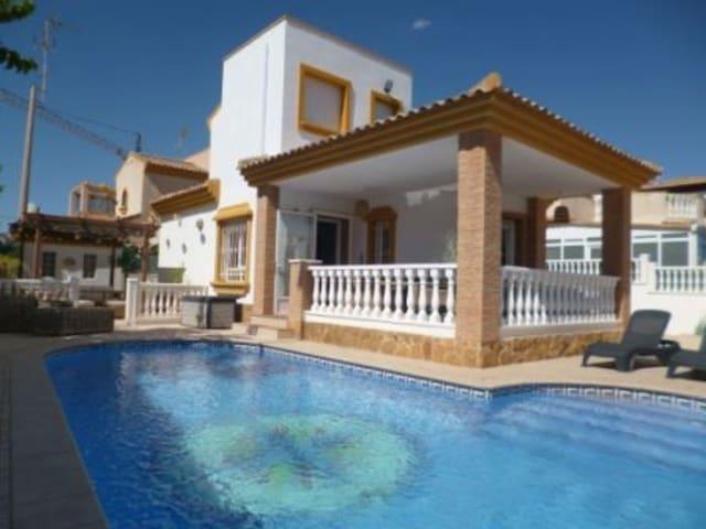 Chalet en venta en Pilar de la Horadada, Alicante Costa Blanca