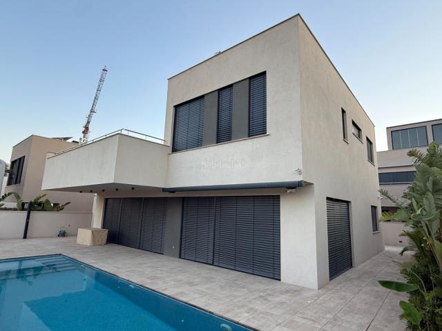 Chalet en venta en Pilar de la Horadada, El Mojón. Exclusiva villa de diseño con 280 m² construidos frente a zona verde y mar. Chalets Pilar de la.