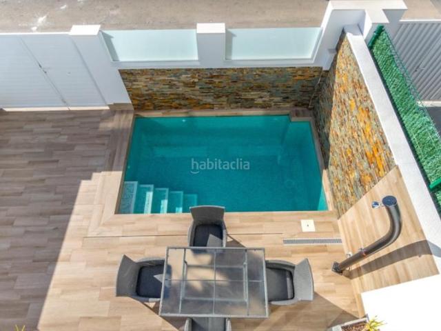 Chalet en venta en Pilar de la Horadada, El Mojón. Villa de 3 dormitorios y 2 baños con piscina y terraza en Pilar de la Horadada. Chalets Pilar de la.