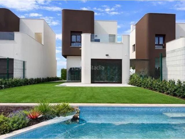 Chalet en venta en Pilar de la Horadada, El Pinar de Campoverde. Villa de lujo en primera línea de golf con vistas al mar en Lo Romero Golf. Chalets Pilar de la.