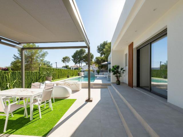 Chalet en venta en Pilar de la Horadada, El Pinar de Campoverde. Villa de Obra Nueva con Diseño Moderno, Piscina y Máximas Calidades. Chalets Pilar de la.