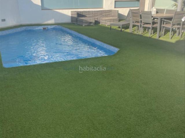 Chalet en venta en Pilar de la Horadada, Mil Palmeras. Villa con piscina privada en Orihuela Costa, provincia de Alicante. 3 habitaciones 138 m² 1 kilómetro del mar. Chalets Pilar de la.