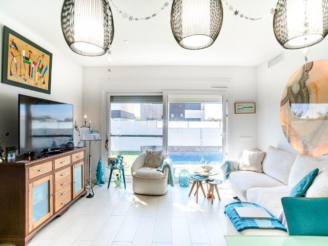 Chalet en venta en Pilar de la Horadada, Pilar de la Horadada Ciudad. Deacutejese seducir por el encanto de esta lujosa villa en Pilar de la Horadada, donde la comodidad, el estilo y una.