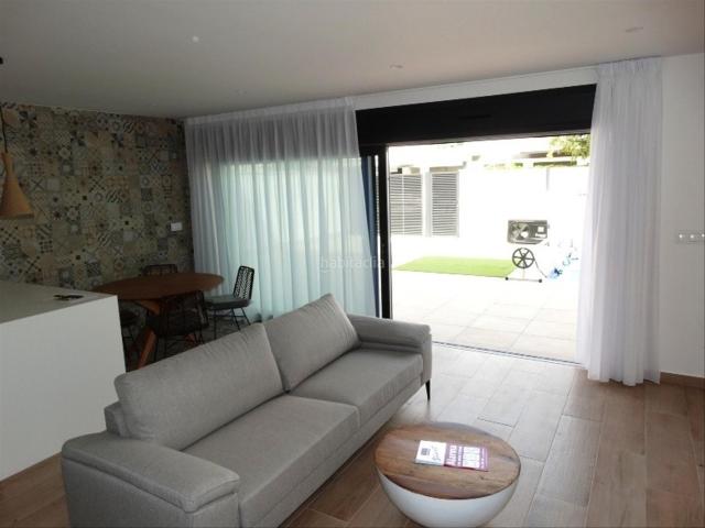 Chalet en venta en Pilar de la Horadada, Pilar de la Horadada Ciudad. Descubre una villa semiadosada, idealmente ubicada a solo 8 minutos de la playa en el encantador Pilar de la Horadada. Este.