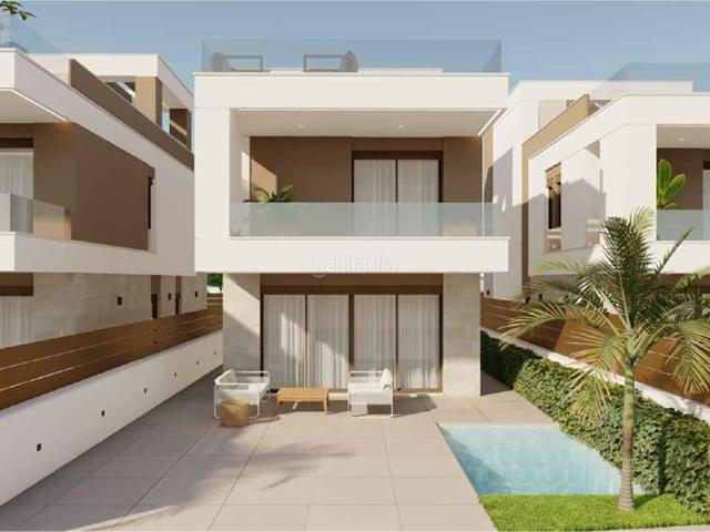 Chalet en venta en Pilar de la Horadada, Pilar de la Horadada Ciudad. Villas de 3 dormitorios y 3 baños, en parcela privada con piscina, solárium, zona Pilar de la Horadada. Chalets Pilar de la.
