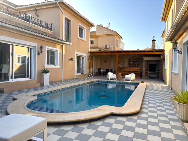 Chalet en venta en Pilar de la Horadada, Torre de la Horadada. Dos villas independientes en una misma parcela cerca del mar una opción ideal para una gran familia o grupo de amigos!. Chalets Pilar de.