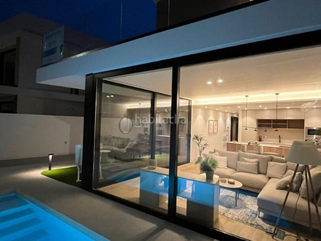 Chalet en venta en Pilar de la Horadada, Torre de la Horadada. EXCLUSIVAS VILLAS DE OBRA NUEVA LLAVE EN MANO CON PISCINA PRIVADA. Chalets Pilar de la.