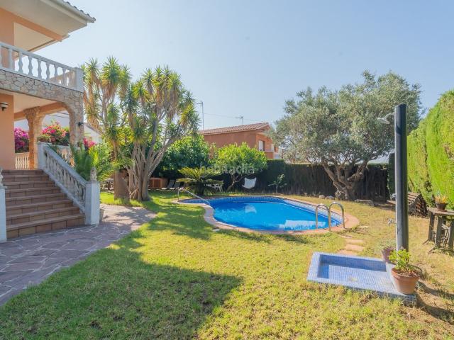 Chalet en venta en Pineda de Mar, Can Moré Santa Anna Can Feliu de Merola. En Exclusiva Casa en venta en Urbanización Can more con parcela de 620 m², piscina, espectacular zona de barbacoa.