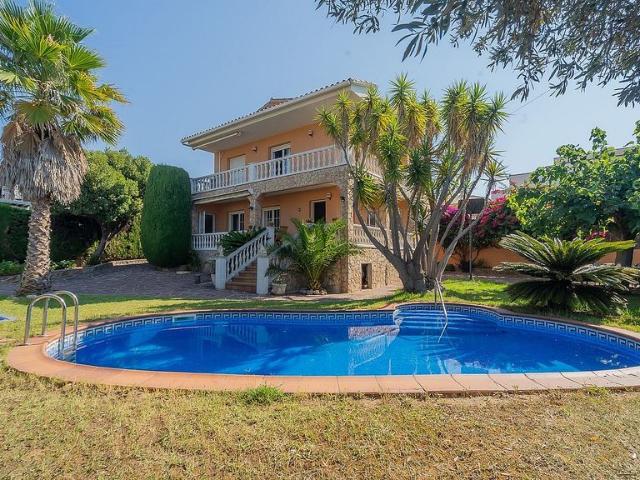 Chalet en venta en Pineda de Mar, de 220 m² 4 habitaciones por 690.000