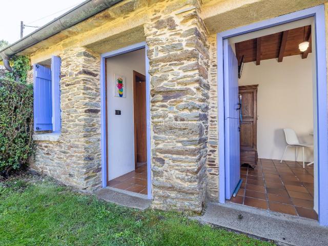 Chalet en venta en Pino O. Finca con dos viviendas de piedra restauradas, piscina y licencia turística. Chalets Pino.