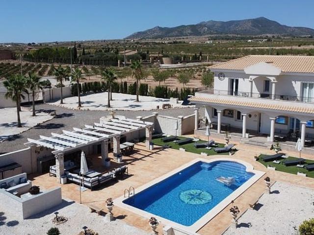 Chalet en venta en Pinoso, Alicante