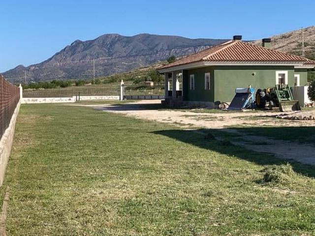 Chalet en venta en Pinoso, Alicante
