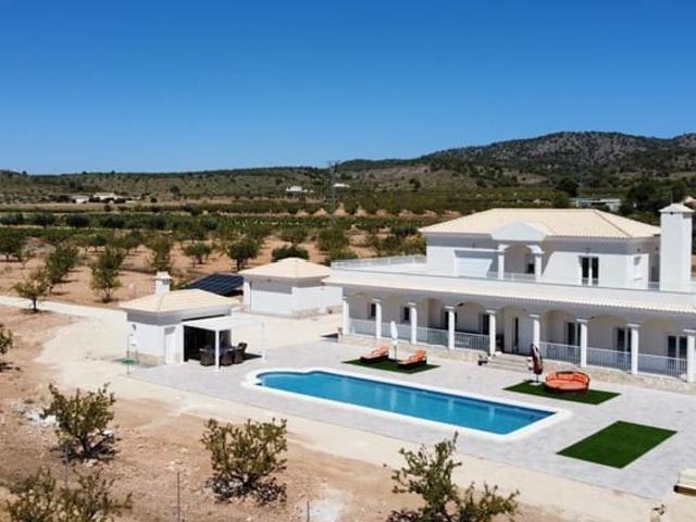 Chalet en venta en Pinoso, Alicante