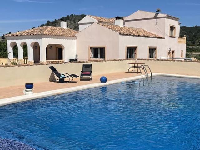 Chalet en venta en Pinoso, Alicante