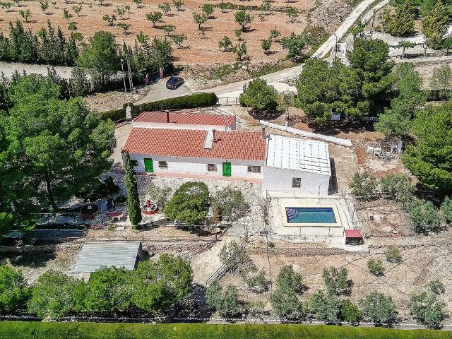 Chalet en venta en Pinoso. Casa de Campo con Piscina en Pinoso. Chalets.