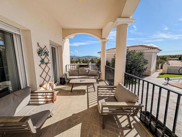 Chalet en venta en Pinoso. Impresionante villa de nueva construcción, lista para entrar a vivir, con casa de invitados, garaje y cocina de verano!. Chalets.