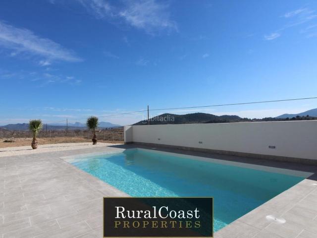 Chalet en venta en Pinoso. Chalet Independiente en venta con 163 m2, 3 habitaciones y 2 baños y Piscina opcional. Chalets.