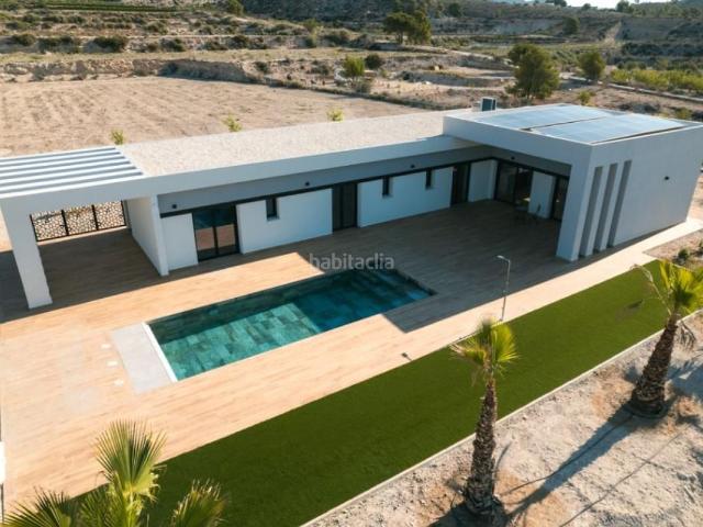 Chalet en venta en Pinoso. Villa de 3 dormitorios y 2 baños con piscina y garaje en Pinoso. Chalets.