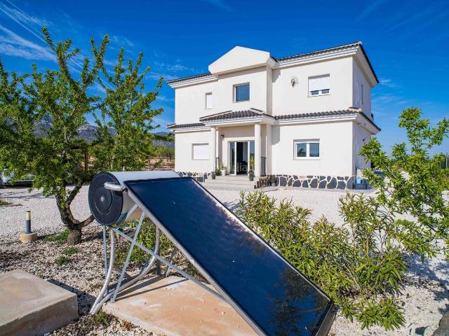Chalet en venta en Pinoso. Villa en Lel. Chalets.