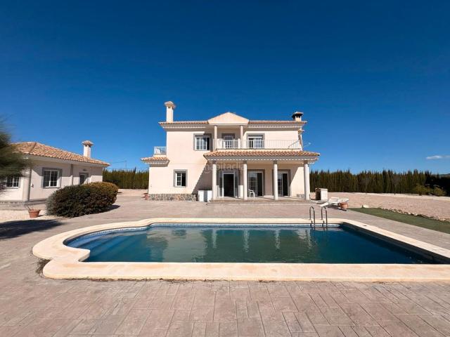 Chalet en venta en Pinoso. Villa en Pinoso. Chalets.