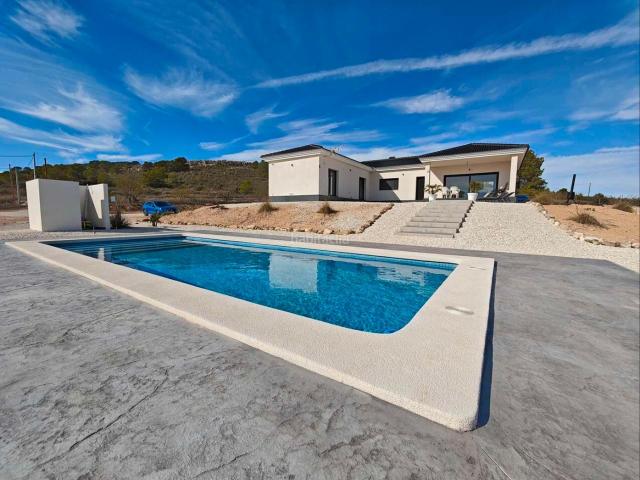 Chalet en venta en Pinoso. Villa en Pinoso Obra nueva lista para entrar a vivir. Chalets.