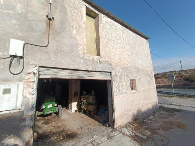 Chalet en venta en Pinoso. Villa Rustica de 1000 metros cuadrados. Chalets.