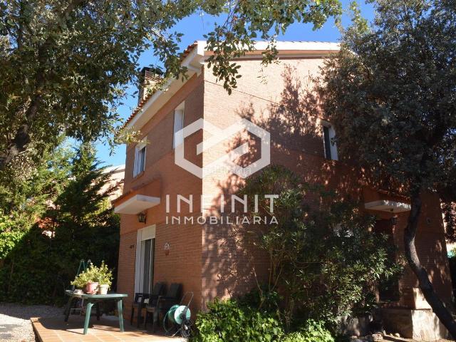 Chalet en venta en Pioz. Independencia, espacio y calidad de vida chalet en urbanización El Bosque del Henares, Tu nuevo hogar te espera. Chalets.