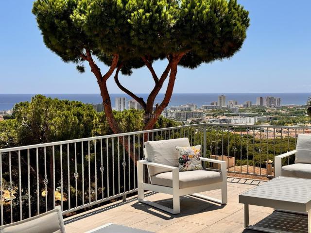 Chalet en venta en Platja d´Aro, Urbanitzacions Costa Brava. Casa con licencia para alquiler vacacional y vistas al mar en zona Puig Romani. Chalets Platja.