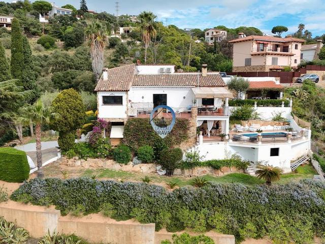 Chalet en venta en Platja d´Aro, Urbanitzacions Costa Brava. Exclusiva Villa con Vistas al Mar, Licencia Turística y Apartamento independiente. Chalets Platja.