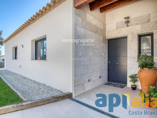 Chalet en venta en Platja d´Aro, Urbanitzacions Costa Brava. Exclusiva casa contemporánea con piscina y jardín en Mas Ros. Chalets Platja.