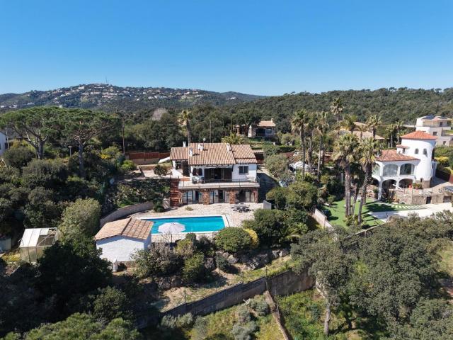 Chalet en venta en Platja d´Aro, Urbanitzacions Costa Brava. Preciosa villa con total privacidad y vistas panorámicas al mar, piscina, apartamento y licencia turística. Chalets Platja.