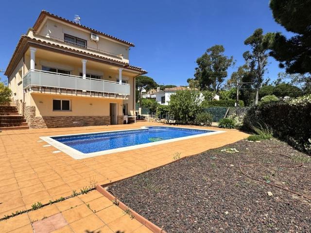 Chalet en venta en Platja d´Aro, Urbanitzacions Costa Brava. Venta extraordinario chalet en urbanizacion de Platja DAro. Chalets Platja.