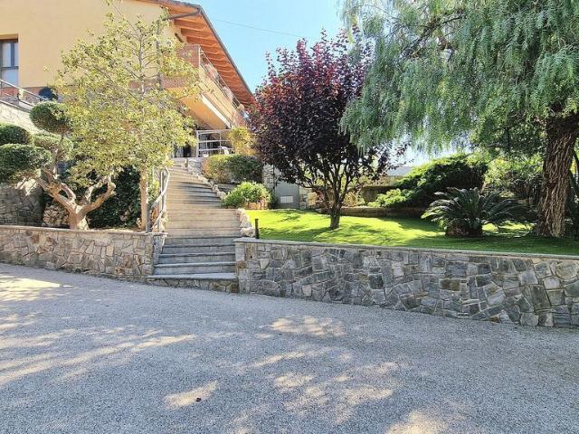 Chalet en venta en plaza De la Ruda, Terrassa, de 220 m² 5 habitaciones por 695.000