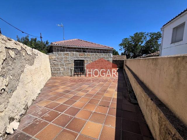 Chalet en venta en Pradosegar. Vivienda a estrenar en Pradosegar con dos edificaciones independientes y gran patio. Chalets.
