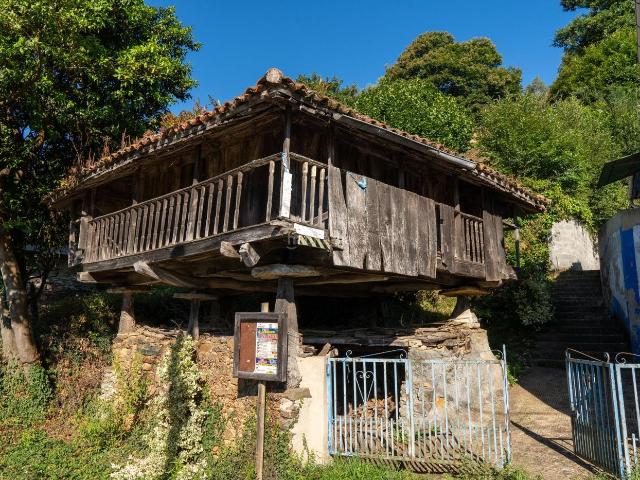 Chalet en venta en Pravia. Chalet independiente con hórreo tradicional en San Bartolomé Pravia. Chalets.