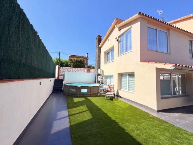 Chalet en venta en Premià de Mar, Centre Nucli Antic. Casa a 4 vientos de 339 m² reformada, con local comercial y gimnasio junto al centro de Premià de Mar. Chalets Premià de.