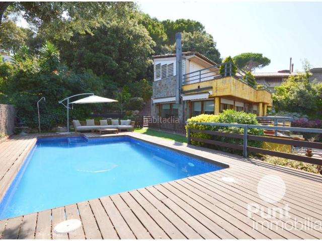 Chalet en venta en Premià de Dalt. Exclusiva casa independiente con piscina y vistas panorámicas al mar. Chalets Premià de.