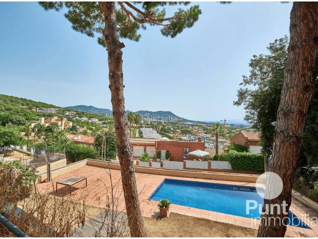 Chalet en venta en Premià de Dalt. Exclusiva casa independiente con piscina privada y espectaculares vistas al mar en Premià de Dalt. Chalets Premià de.