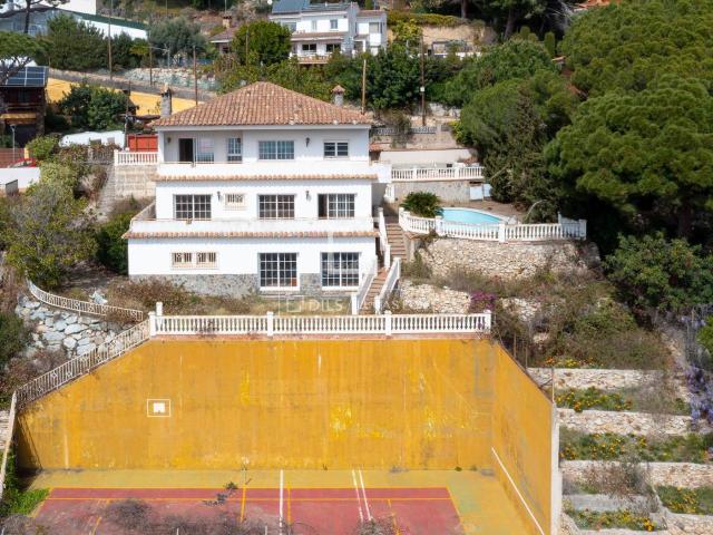 Chalet en venta en Premià de Dalt. Villa con vistas panorámicas al mar en venta en Premià de Dalt, Barcelona. Chalets Premià de.