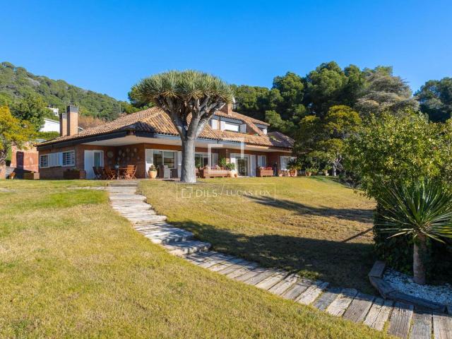 Chalet en venta en Premià de Dalt. Villa de 5 dormitorios con fantásticas vistas al mar en venta en Premià de Dalt, Barcelona. Chalets Premià de.